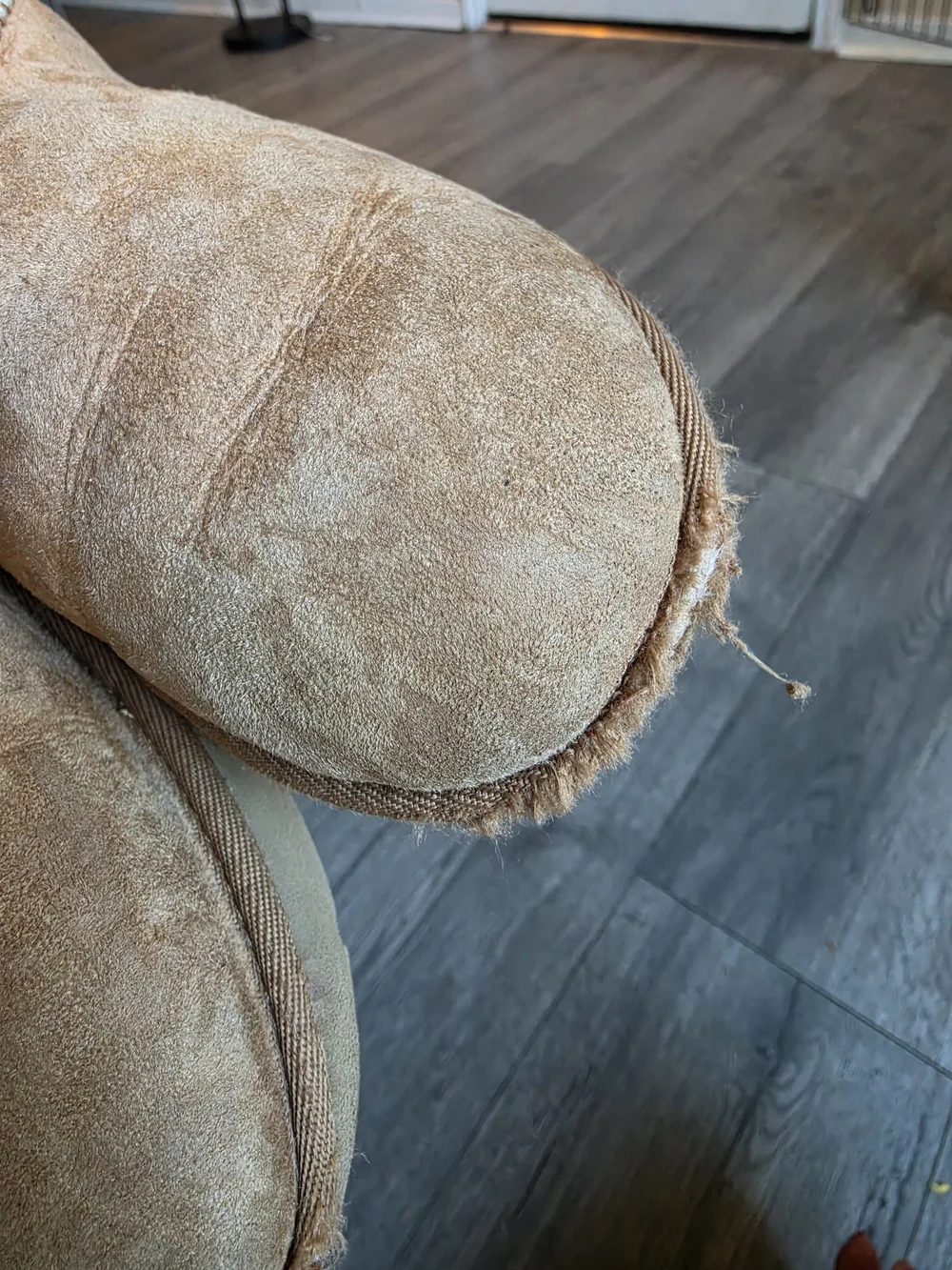 $14‼️ UGG Kids Classic Mini Bailey Bow Suede Boots in Chestnut Size 4, Worn